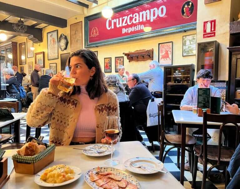 ¿Cómo puedo disfrutar de una noche de tapas en los bares de Sevilla?