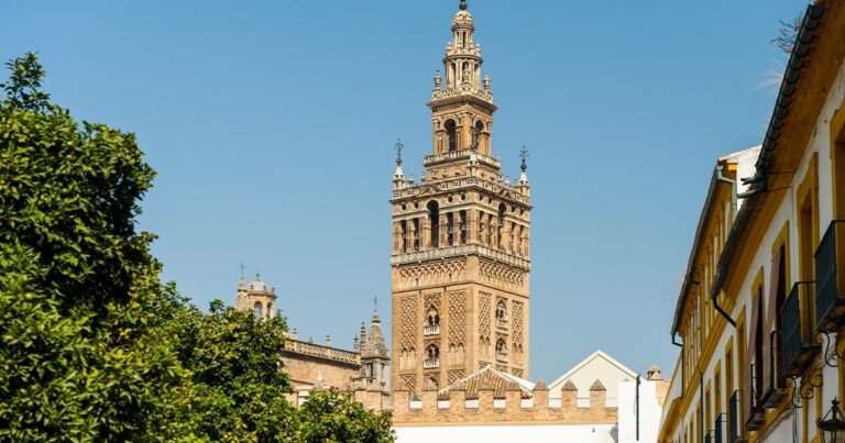 ¿Cuál es la historia detrás de la Giralda de Sevilla?