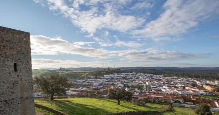 ¿Cuál es la mejor manera de descubrir la auténtica vida local en los pueblos de la provincia de Sevilla?