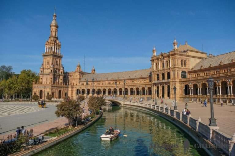 ¿Qué lugares históricos y monumentos son imprescindibles en Sevilla?