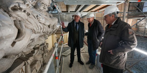 El alcalde supervisa la restauración de las pinturas murales de Valdés Leal en el Hospital de la Caridad: un tesoro artístico recuperado para la ciudad